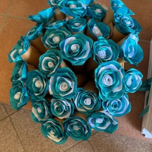 Selyemszalagos egyszálas virág papírtölcsérben