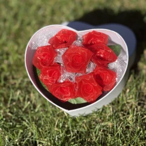 Szív alakú selyem rózsa ajándékdoboz