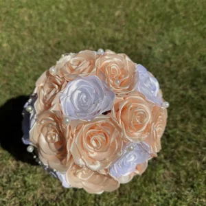 rózsa csokor kitűzővel